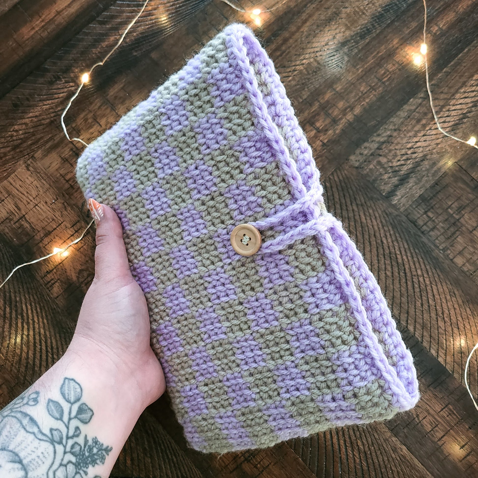 I definitely needed a crochet book sleeve in my life! #crochet